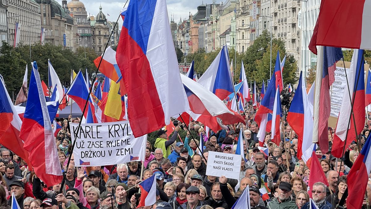 Minuta po minutě z Václavského náměstí: Demonstranti chtějí jednat s Ruskem
